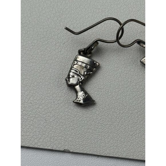 Nefertiti Egyptian Revival Vintage Unmarked Sterling Silver Pierced Earrings - Picture 4 of 12